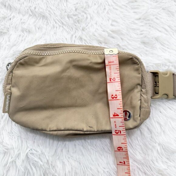 Unisex Lululemon Everywhere Belt Bag Mini in Light Beige One Size - Picture 4 of 7